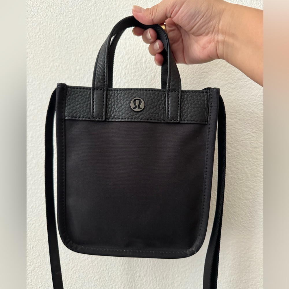 Lululemon Now and Always Tote (MICRO) in black